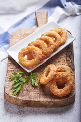 
calamares a la romana, fritos en un ambiente rústico