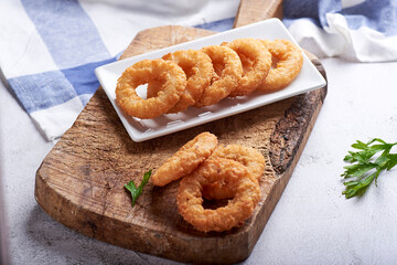 
calamares a la romana, fritos en un ambiente rústico