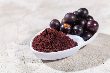 acai fruits and powder, the Amazon fruit with antioxidant powers - Euterpe oleracea