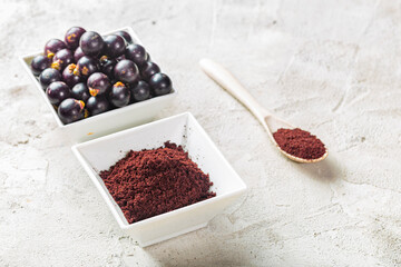 acai fruits and powder, the Amazon fruit with antioxidant powers - Euterpe oleracea