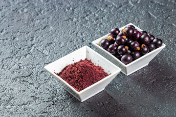 acai fruits and powder, the Amazon fruit with antioxidant powers - Euterpe oleracea
