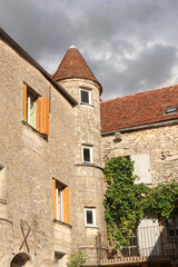 Fototapeta na wymiar Bourgogne - Côte d'Or - Flavigny-sur-Ozerain - Vieille tour médiévale sur une place du village