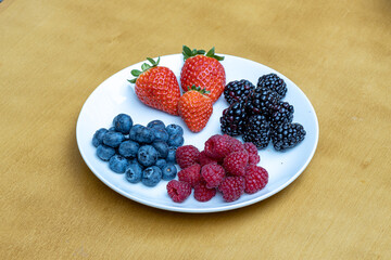 prato com frutas vermelhas