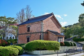Fototapeta na wymiar 青空バックに見る古い赤レンガ作りの建物＠函館、北海道
