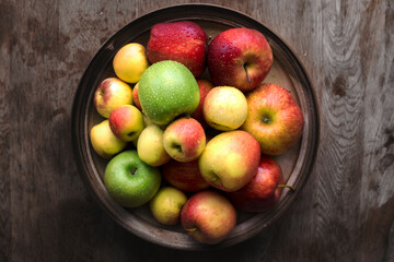 Fototapeta na wymiar Fresh apples in a bowl