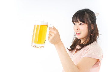 ビールを飲む若い女性