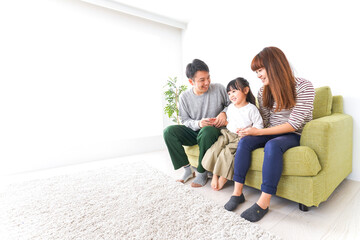 Obraz premium 家で遊ぶ家族