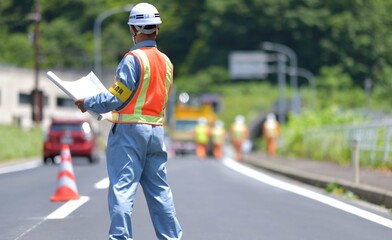 国道工事の現場監督
