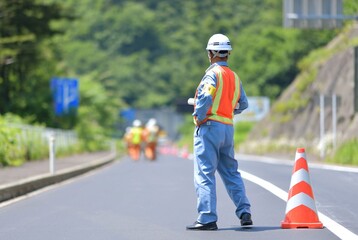 国道工事の現場監督
