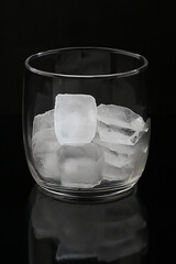 Baso de vidrio solo con cubos de hielo sin ningún liquido. Vaso con hielo. Vaso con cubos de hielo...