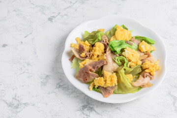 豚肉とレタスと卵の炒め物