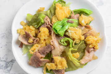 豚肉とレタスと卵の炒め物