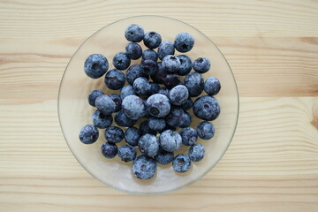 皿に乗ったブルーベリー