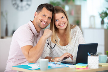 Obraz premium couple doing accounting in the living room at home