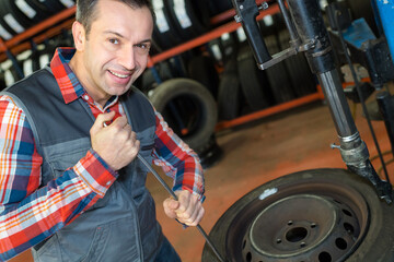 Obraz premium vulcanizing worker removing the tire rim