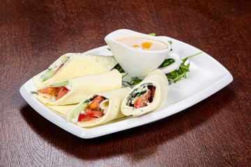 Cheese roll with vegetables and sauce