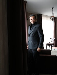 Dostojny mężczyzna w dwurzędowej marynarce.  © marriaci_photo