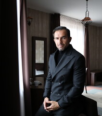 Dostojny mężczyzna w dwurzędowej marynarce.  © marriaci_photo