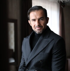 Dostojny mężczyzna w dwurzędowej marynarce.  © marriaci_photo