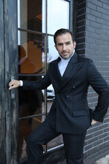 Dostojny mężczyzna w dwurzędowej marynarce.  © marriaci_photo