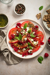 Salade estivale tomates et fruits nectarine framboises