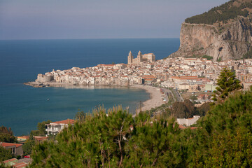 Fototapeta na wymiar Cefalù, Palermo. Vista del borgo con la spiaggia e la Rocca 