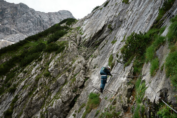 Kletterer im Höllental Klettersteig im Abschnitt genannt Brett auf dem Weg zur Zugspitze