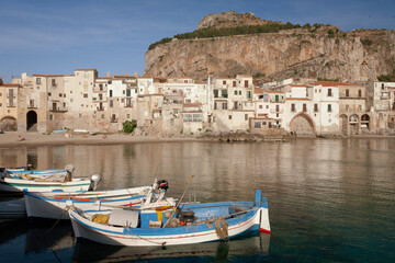 Fototapeta na wymiar Cefalù, Palermo. Vista dal porticciolo del borgo con la Rocca sullo sfondo. 