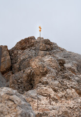 Berühmtes Gipfelkreuz auf der Zugspitze vom Jubilämusgrat kommend gesehen mit ein Stück vom alten Kletterstieg im Vordergrund und ganz ohne touristen