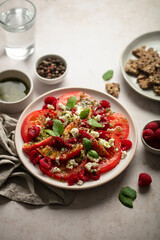 Salade estivale tomates et fruits nectarine framboises