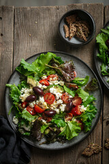 Assiette de salade de crudités estivale