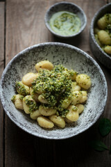Assiette de gnocchi au pesto basilic fait maison