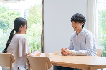話をする若い日本人カップル
