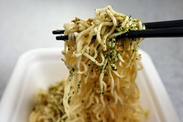 日本のインスタントの焼きそばのクローズアップ
