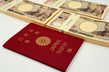 日本の紙幣とパスポートのクローズアップ