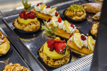 Piccola pasticceria nel bancone da esposizione di una pasticceria 