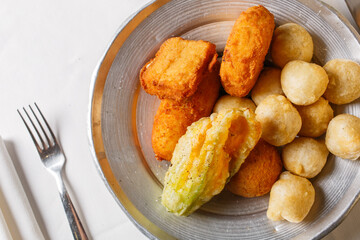 Frittura di fiori di zucca ripieni di ricotta, mozzarella in carrozza, crocchè di patate, frittate di pasta e frittelle d'alghe