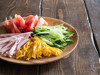 夏の定番、冷やし中華の具材。麺にトッピングする野菜やハム。