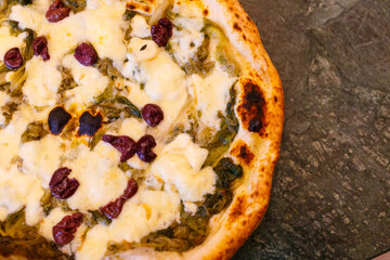 Pizza napoletana con scarole, olive e provola di Agerola