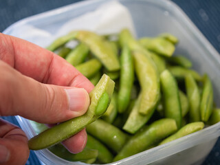 保存容器に入れた茹でたての枝豆。