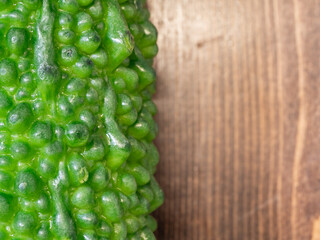 沖縄野菜のゴーヤのクローズアップ。デコボコした表面が特徴の緑色の苦い野菜。