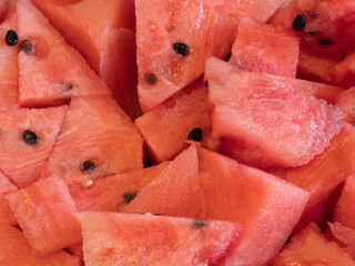 保存容器に入れたカットしたスイカ。