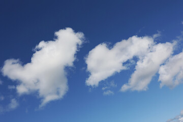 Widok z chmurami na niebieskim niebie.