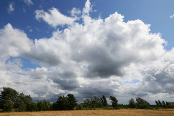 Widok z chmurami na niebieskim niebie. - obrazy, fototapety, plakaty