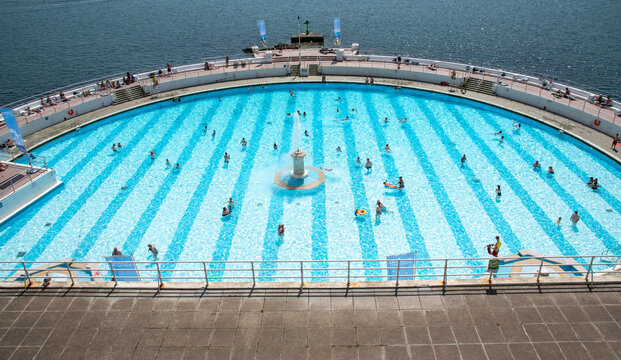 Plymouth, Devon, England, UK. 2021. Overview of Tinside Lido on Plymouth  seafront, Historic art deco style and voted in top ten outdoor pools in Europe. Outdoor salt water swimming pool.
