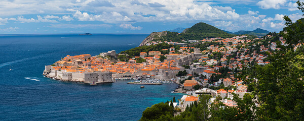 クロアチア　ドゥブロヴニクの旧市街の街並みとアドリア海 - obrazy, fototapety, plakaty
