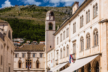 Fototapeta na wymiar クロアチア　ドゥブロヴニクの旧市街の街並みと時計塔