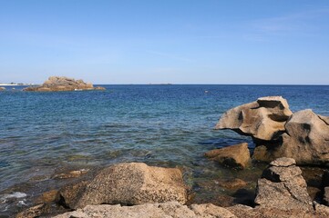 les rochers sur la plage à Lesconil en Finistère Bretagne France	