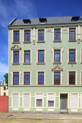 Fototapeta premium Altes verfallenes Mehrfamilienhaus in Bremerhaven-Lehe, Deutschland