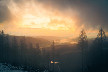 Nach dem Regen lösen sich die Wolken auf und die Sonne kommt heraus
